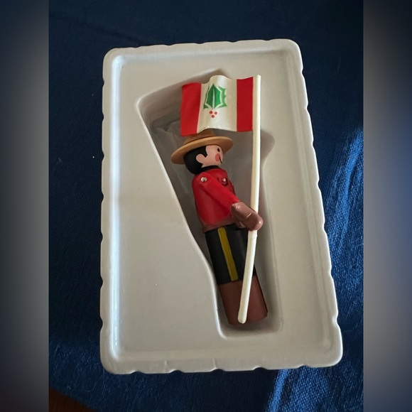 Set of 2 Hallmark keepsake Ornament Set 1984- mint condition - Picture 7 of 10